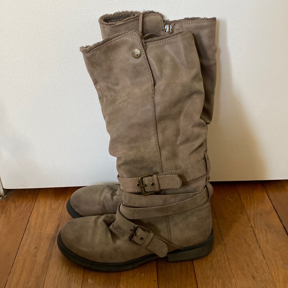 Tall brown Roxy brand boot